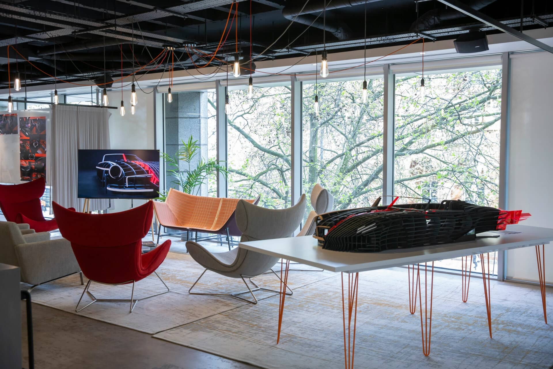 El MG Cyberster presenta su estilizada silueta en un evento.