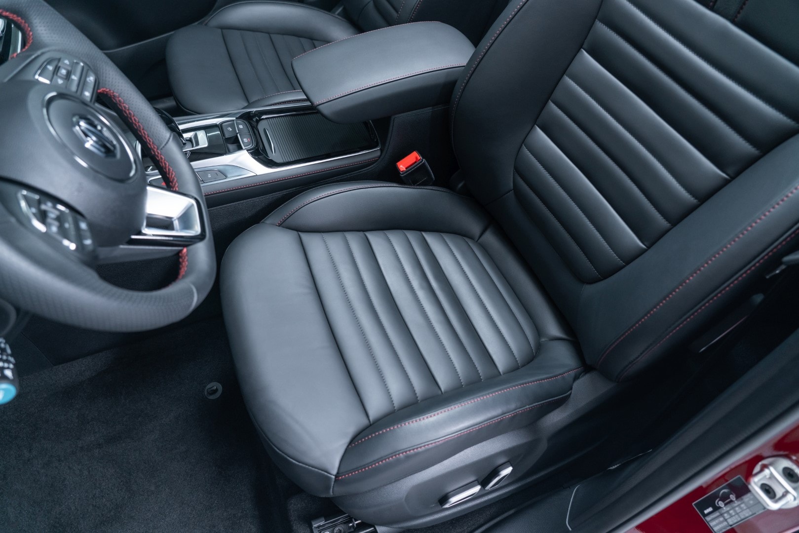 Detalle de la llanta con el emblema MG, resaltando su acabado.