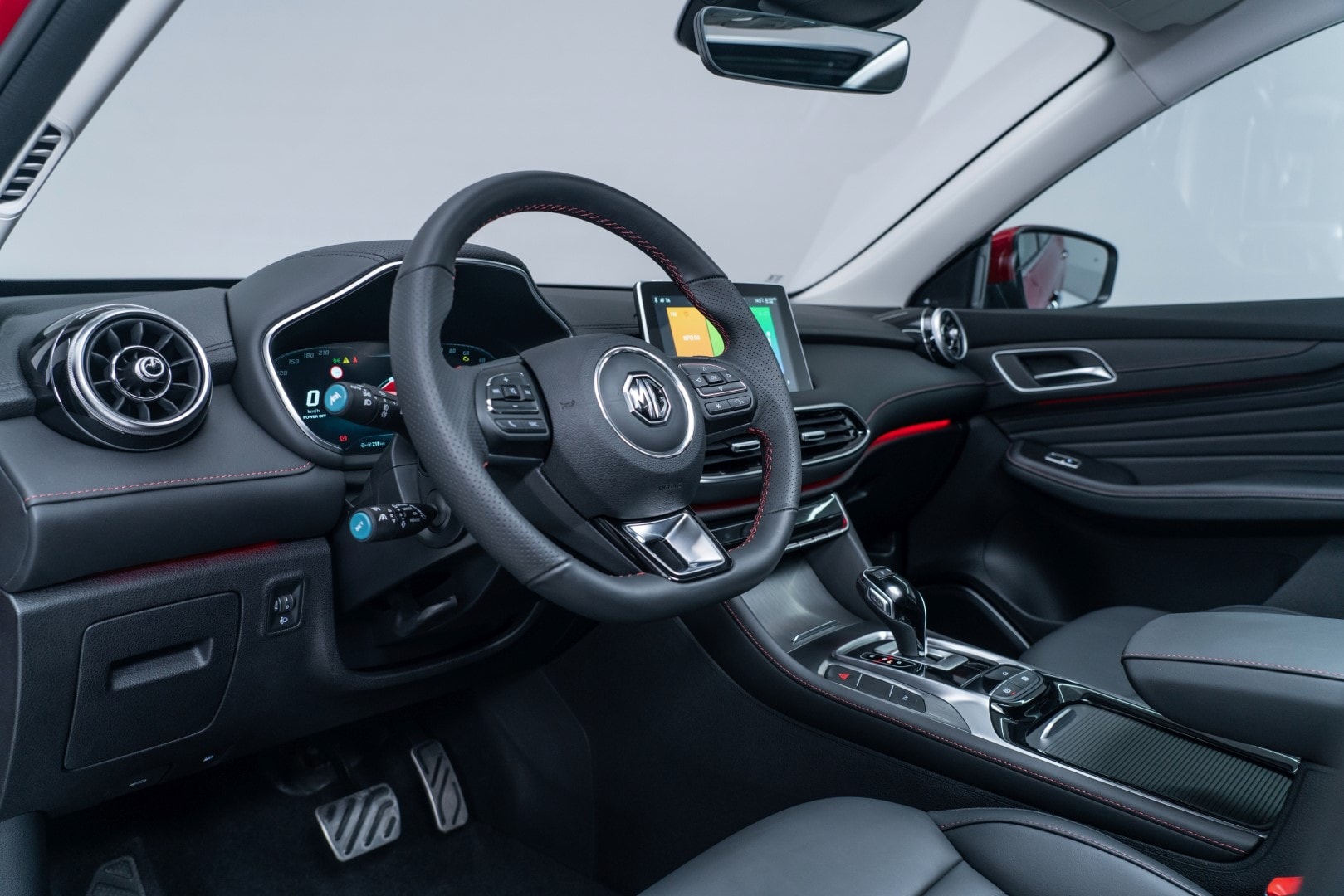 Primer plano de la llanta del MG HS Híbrido que muestra su diseño deportivo.