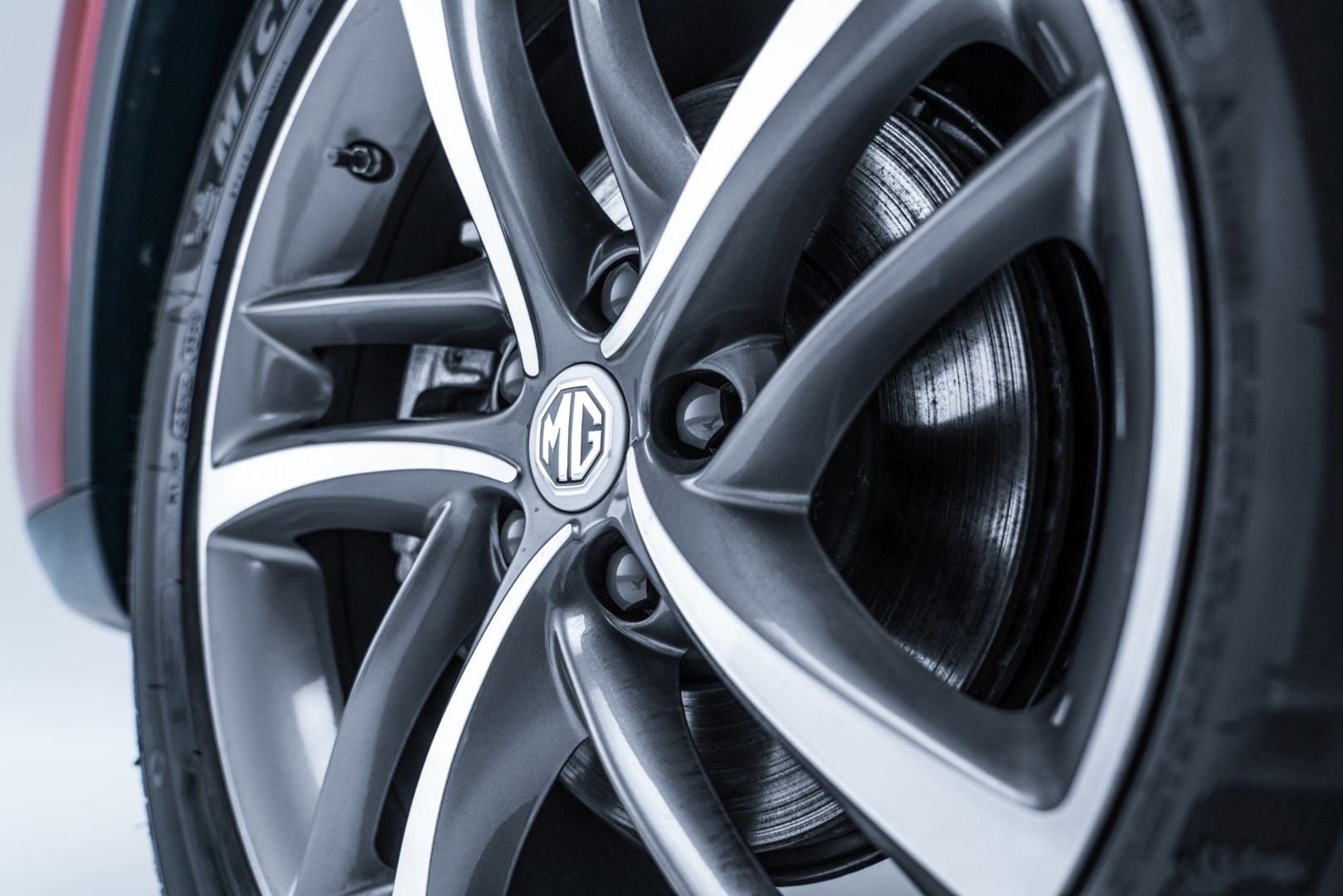 Vista trasera del MG HS Híbrido, resaltando sus luces y aspecto robusto.