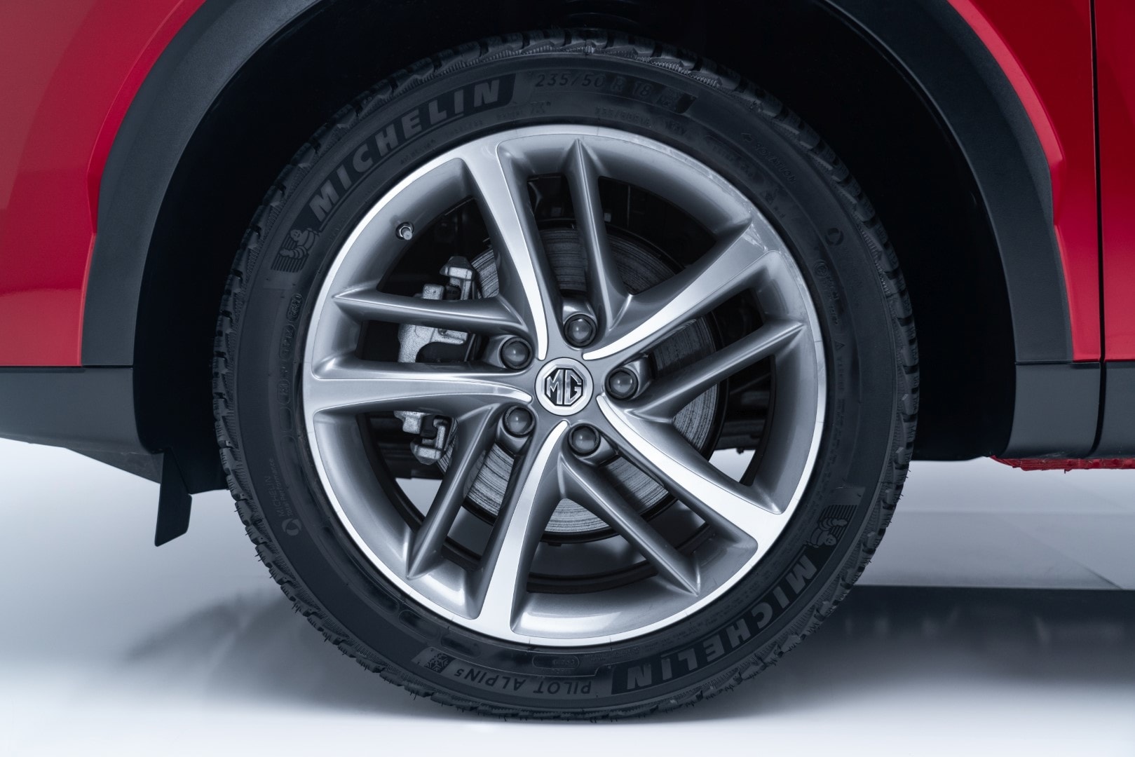 Perspectiva lateral trasera del MG HS Híbrido, destacando su diseño elegante.