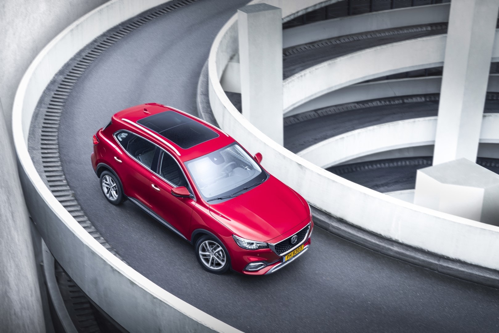 Detalle del consola central, con acabados elegantes.