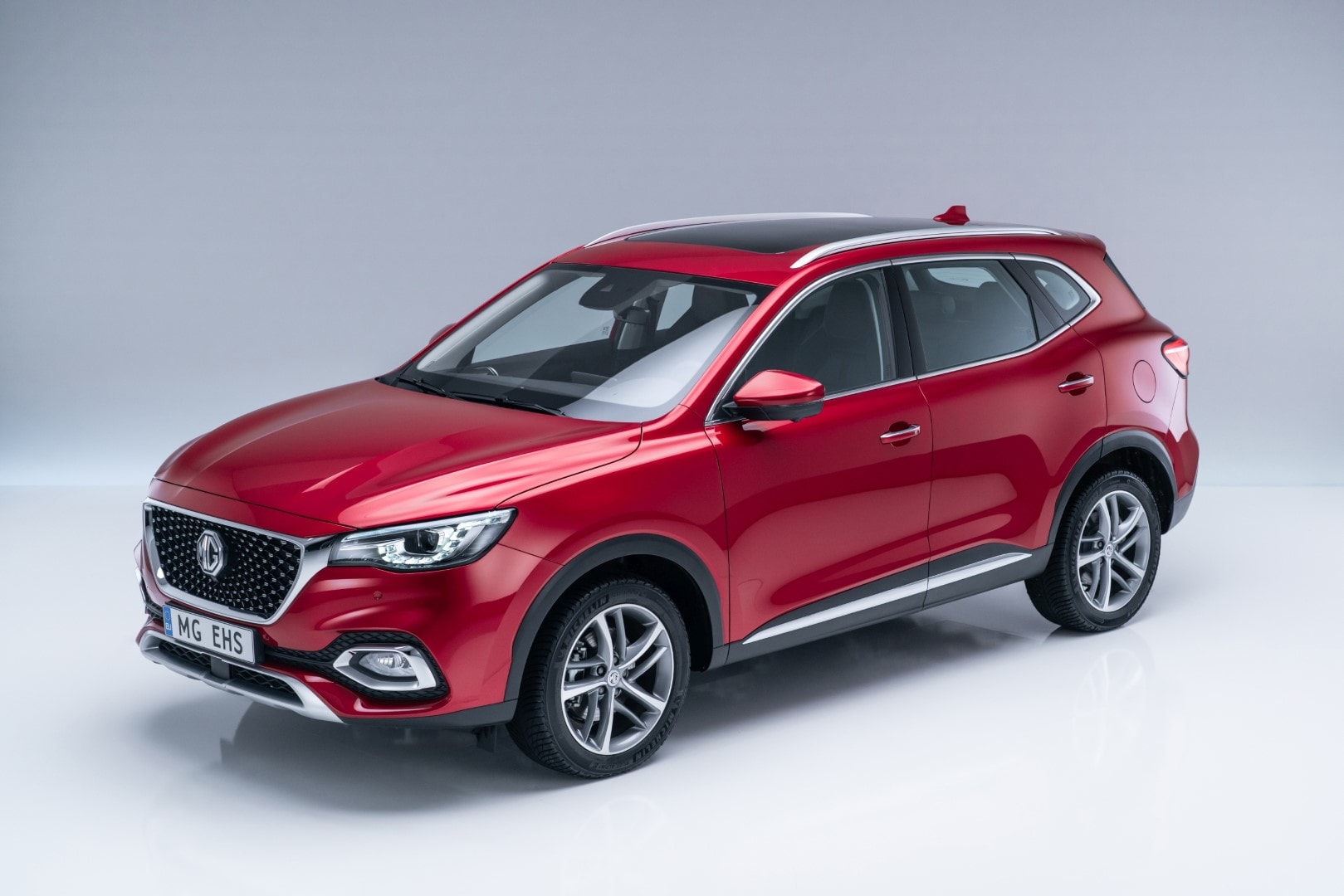 Perfil del MG HS Híbrido, destacando su diseño dinámico.