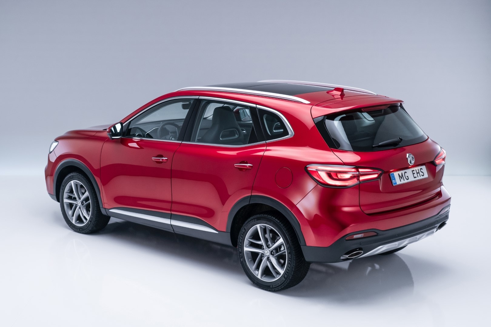 Frontal del MG HS Híbrido en ambiente controlado.