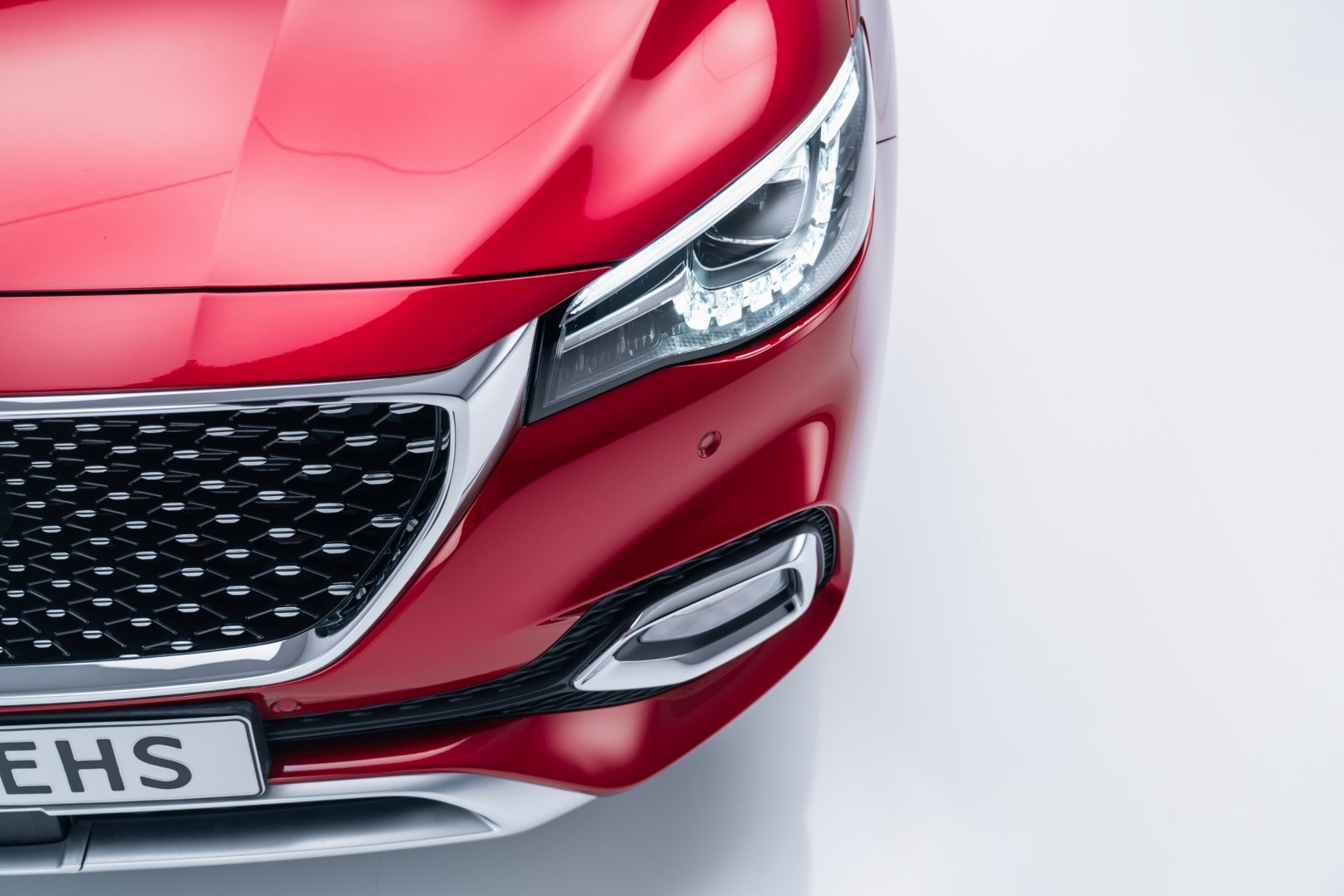 Vista trasera del MG HS Híbrido, mostrando su carácter robusto.