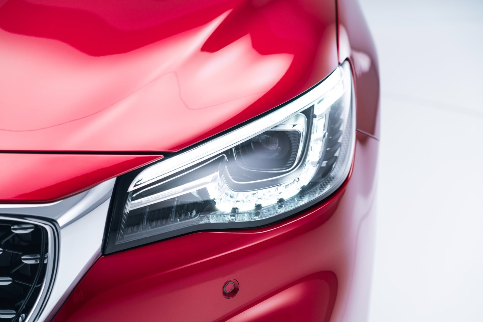 Primer plano del faro delantero, con diseño sofisticado.