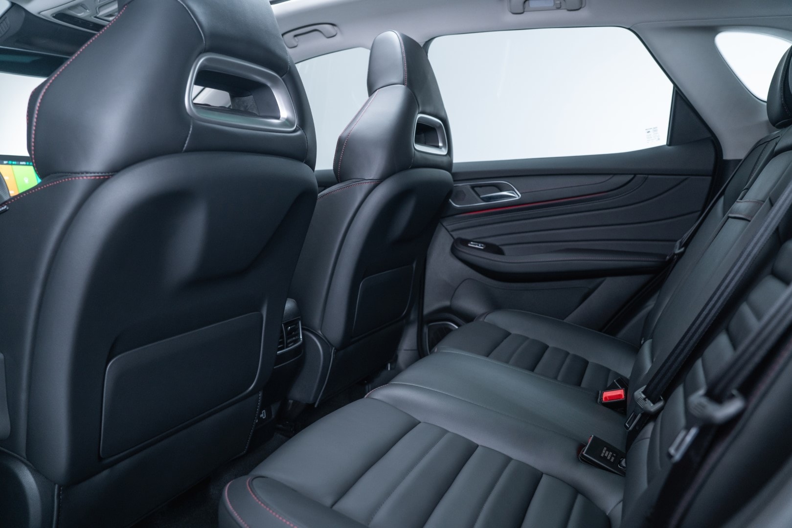 Faro principal del MG HS Híbrido, emitiendo un brillo distintivo.