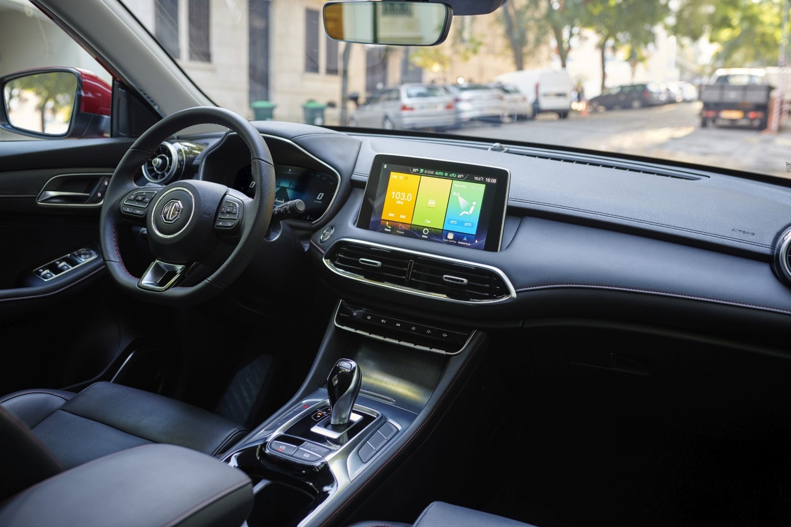 Vista del asiento del conductor, con tapicería de calidad.