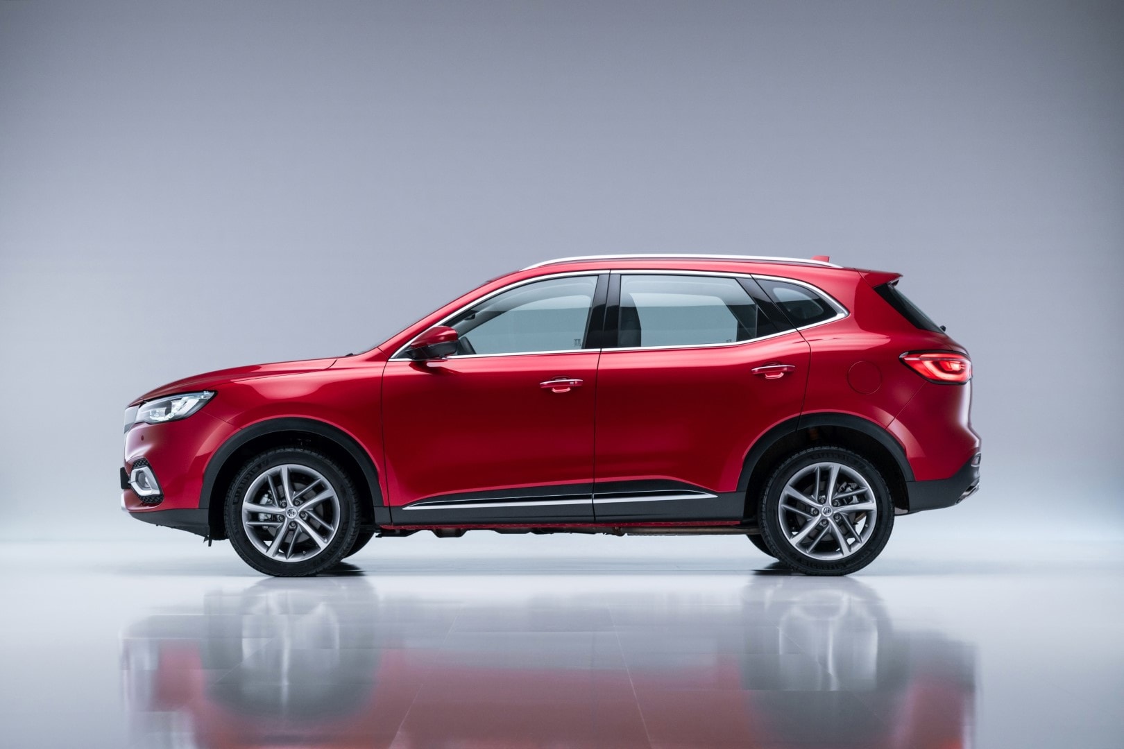 Interior del MG HS Híbrido iluminado, resaltando su atmósfera nocturna.