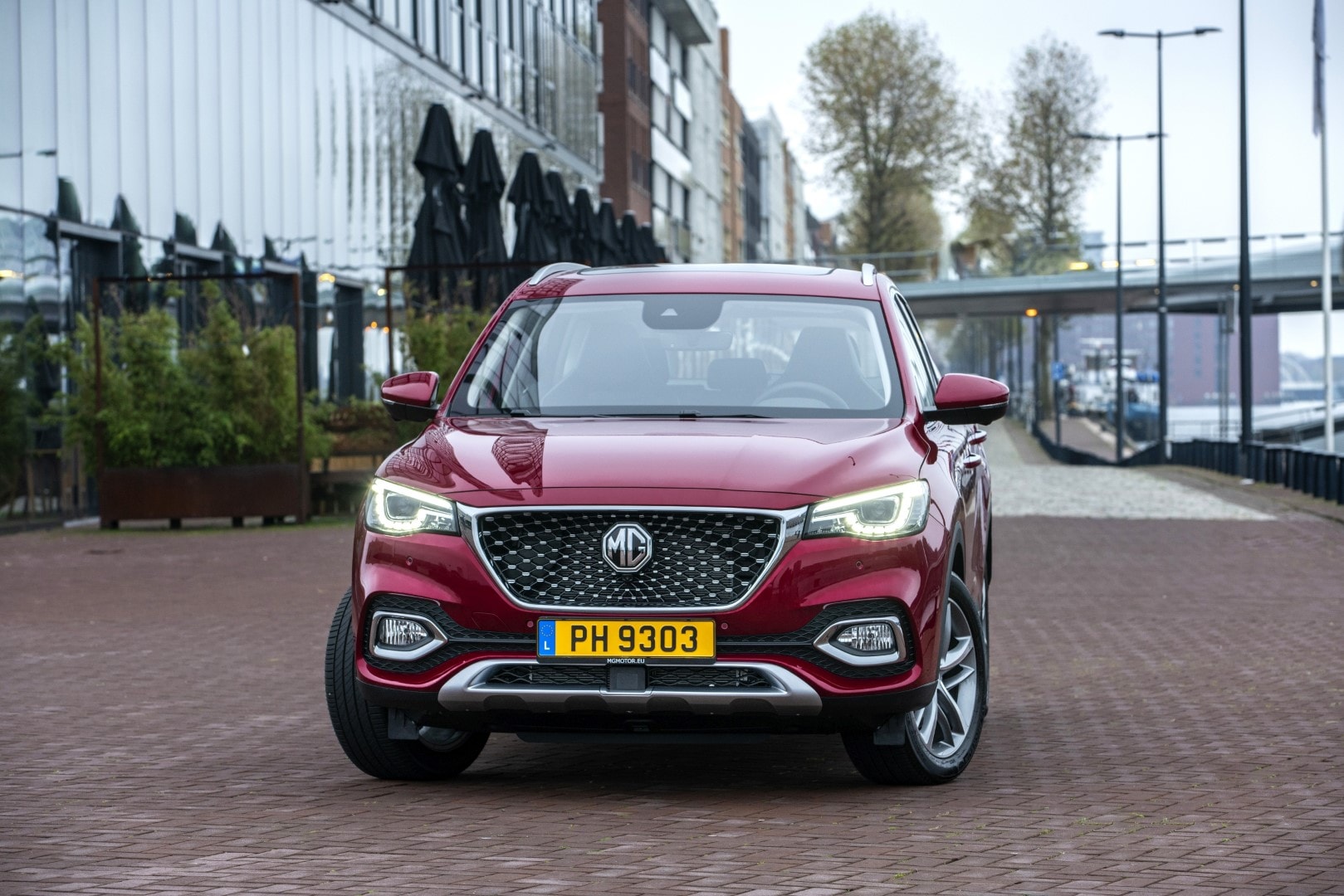 Asientos ergonómicos que ofrecen ajuste y comodidad durante la conducción.