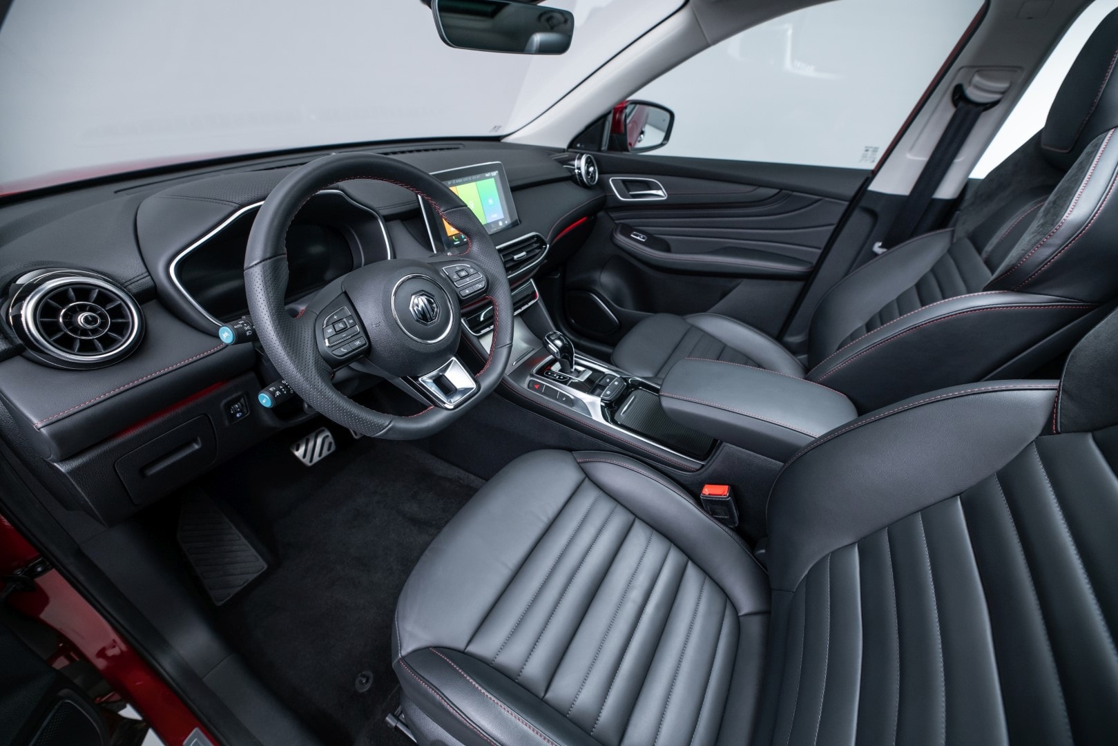 Vista trasera que resalta las líneas elegantes y deportivas del MG HS Híbrido.