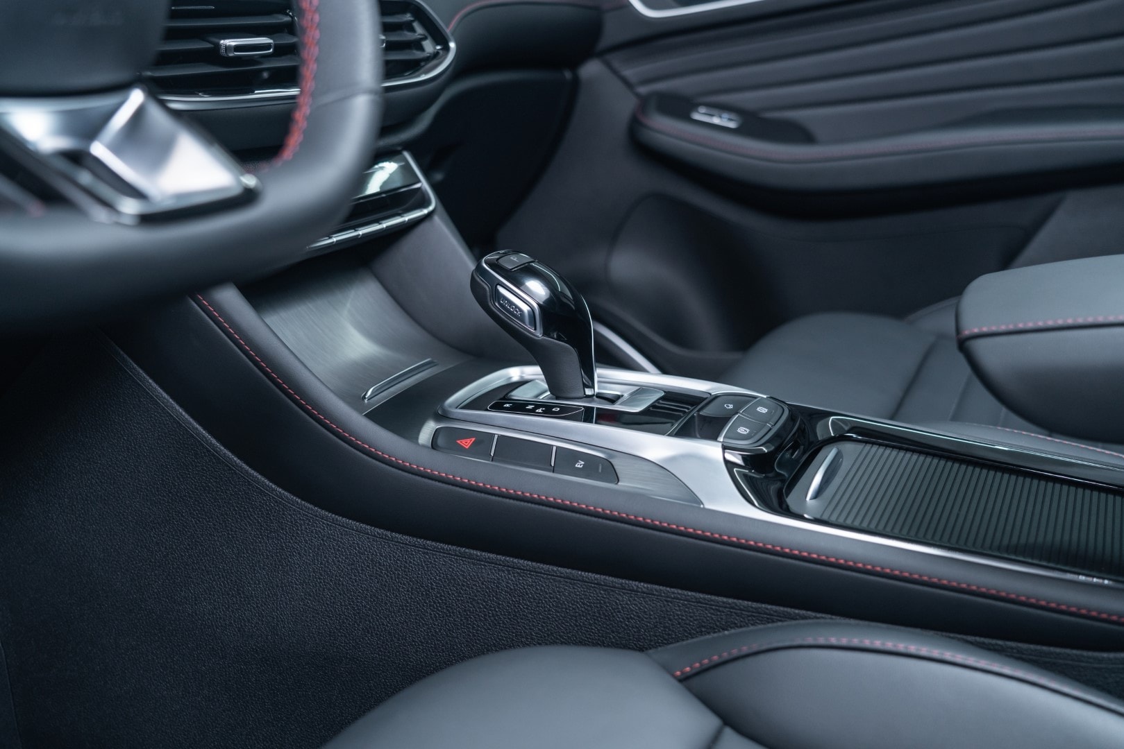 Vista frontal del MG HS Híbrido, con un diseño elegante y moderno.