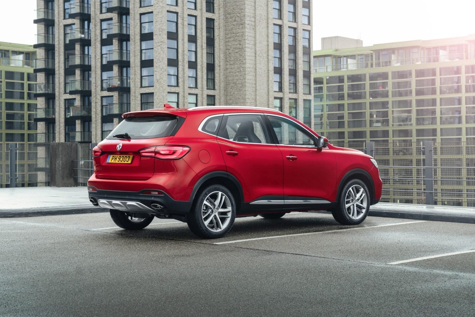 Frontal del MG HS Híbrido que resalta su diseño moderno.