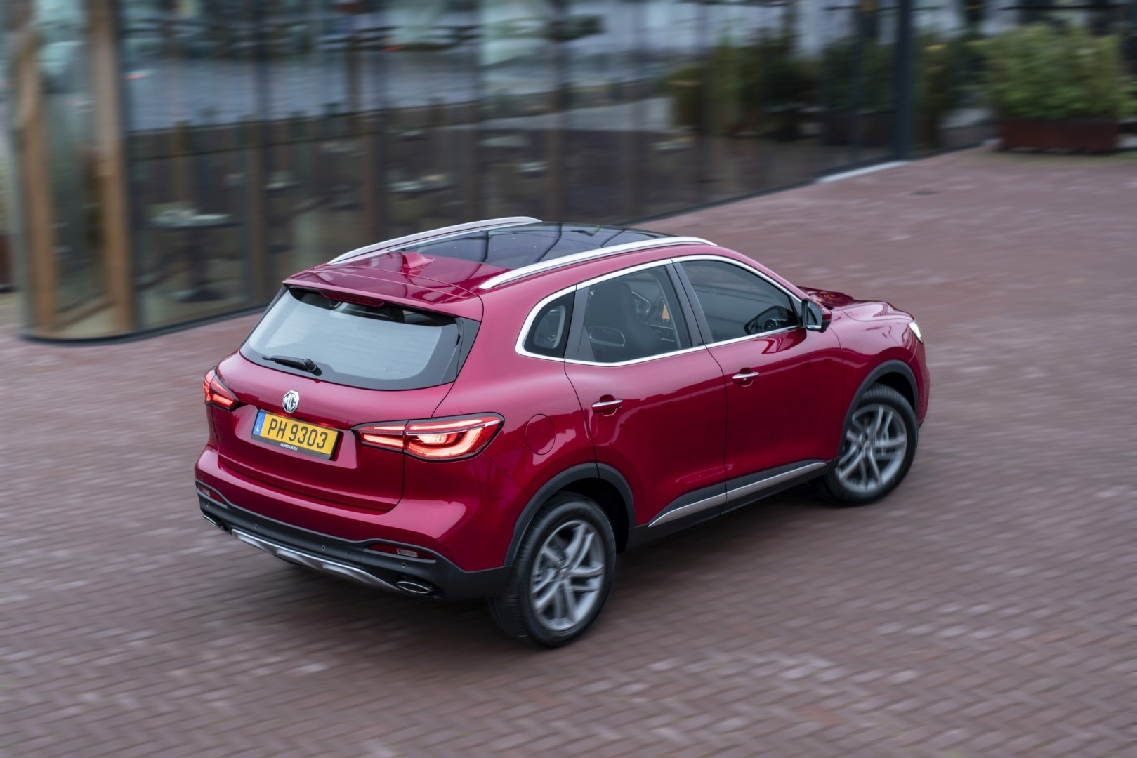 Volante ergonómico con controles intuitivos y diseño atractivo.