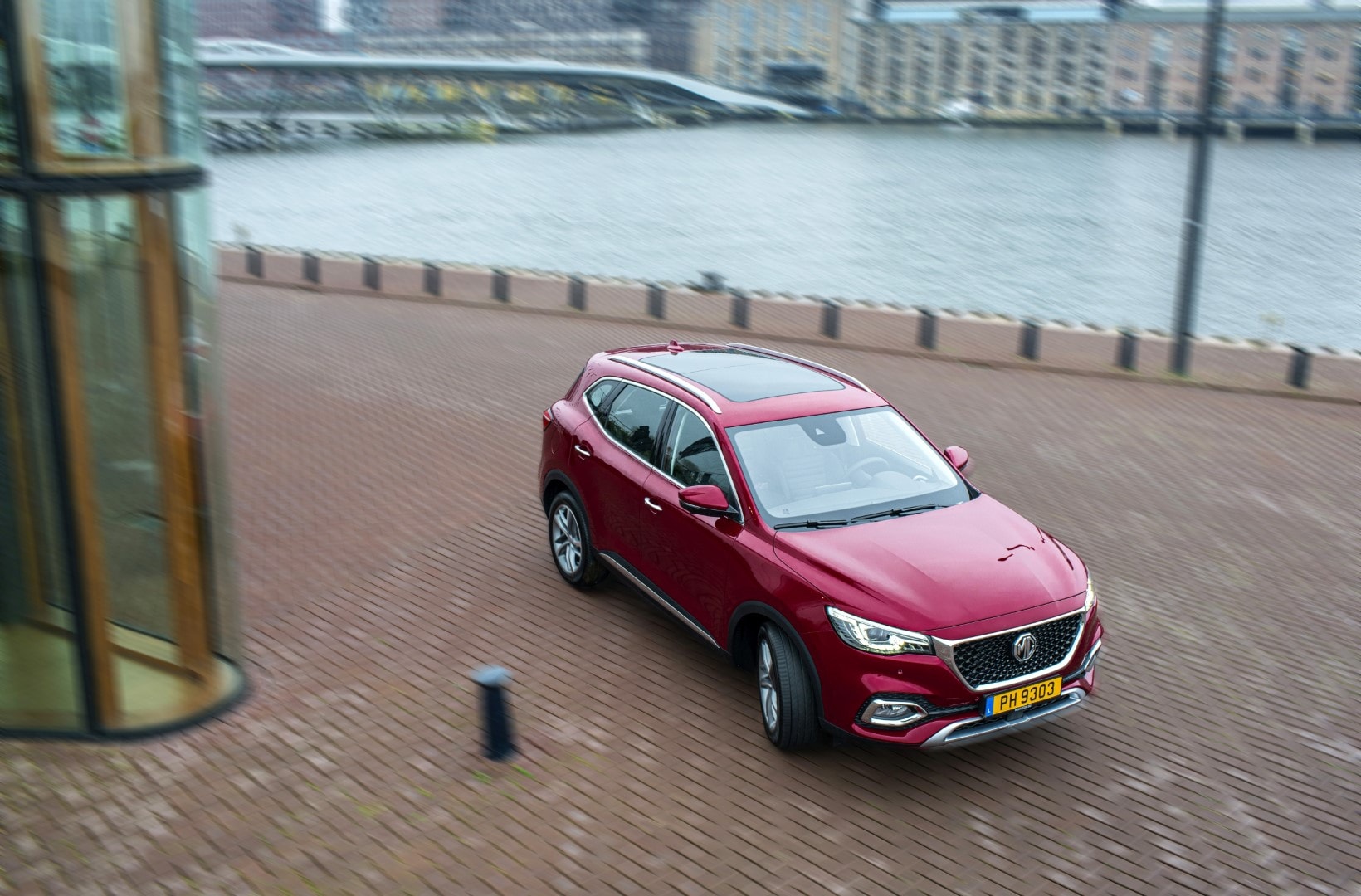 Perspectiva del volante y el tablero de instrumentos del MG HS Híbrido.