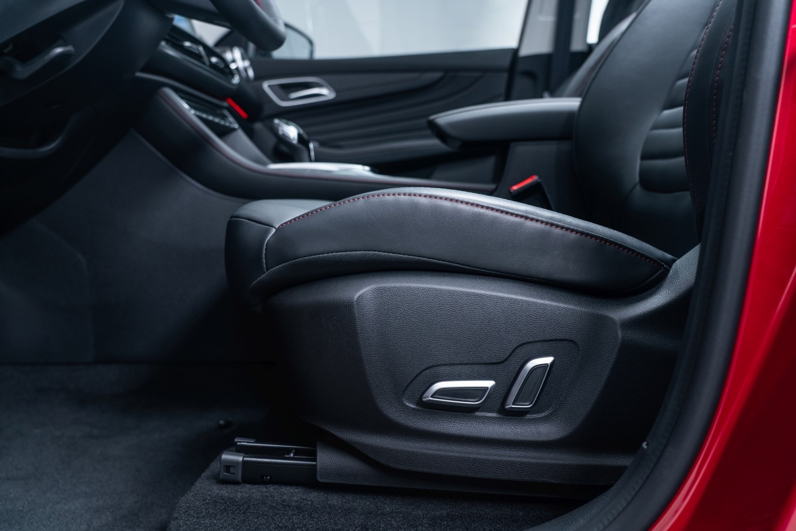 Asientos de cuero con diseño deportivo, ideal para confort en cada viaje.