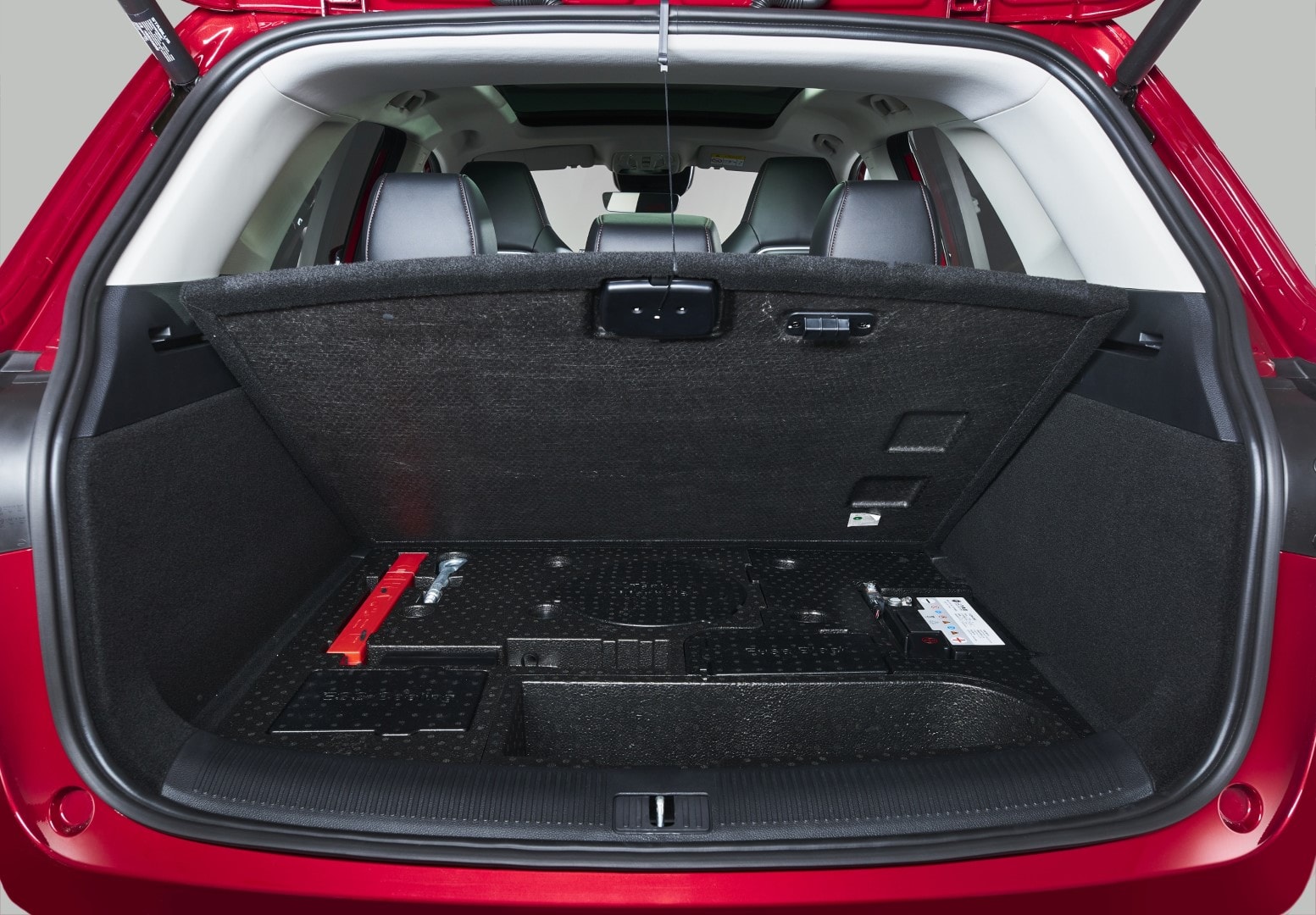 Vista panorámica del interior destacando la disposición de asientos.