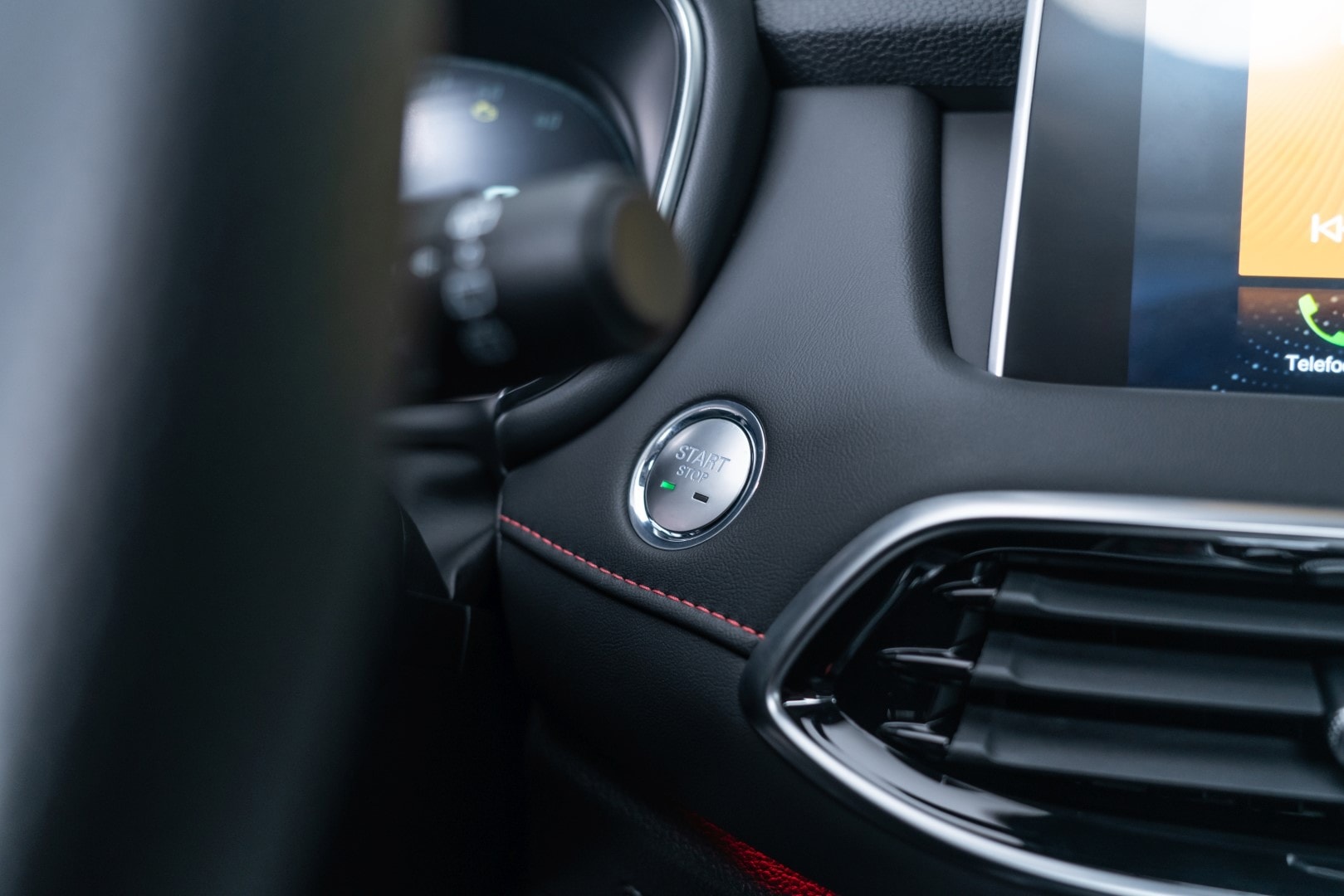 Vista del panel de control y salida de aire, diseño elegante y funcional.