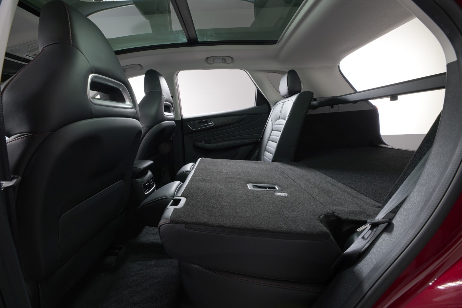 Vista del interior enfocándose en los asientos, ofreciendo comodidad y estilo.