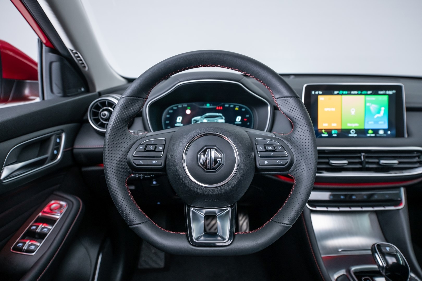 Detalle del panel de control en el MG HS Híbrido, donde se aprecia la calidad de los materiales.