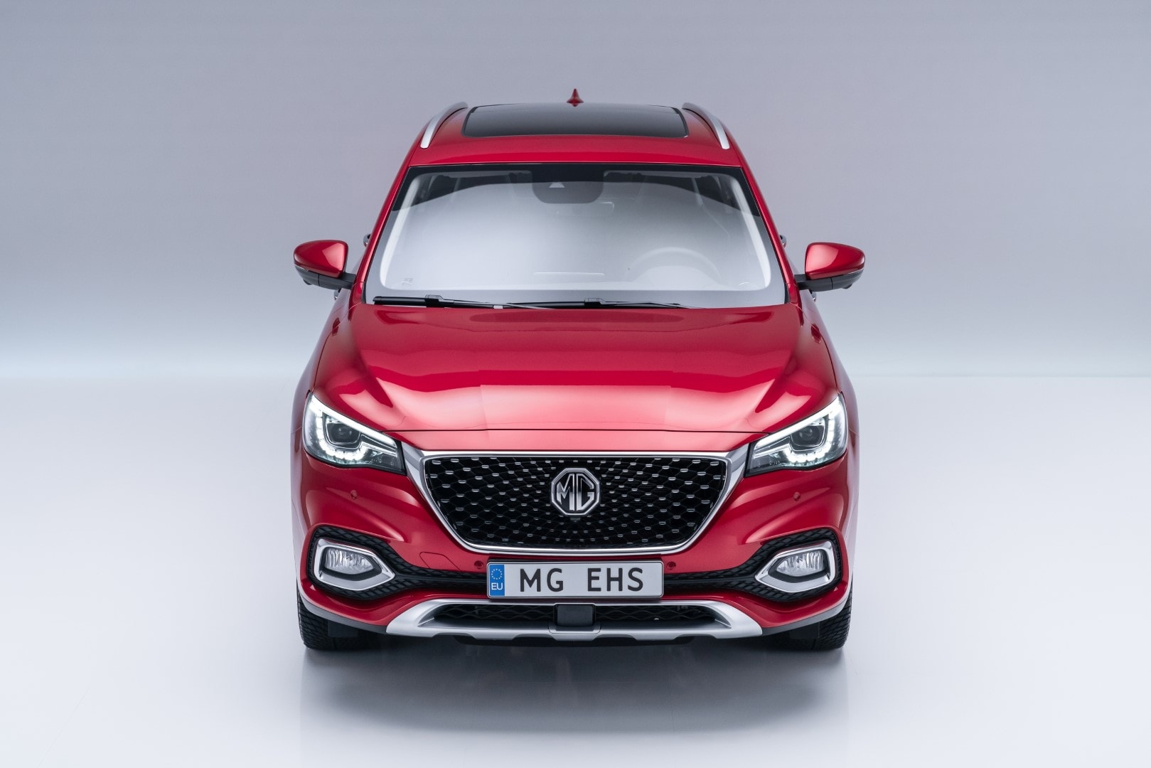 Vista lateral del MG HS Híbrido, resaltando su diseño dinámico y moderno.