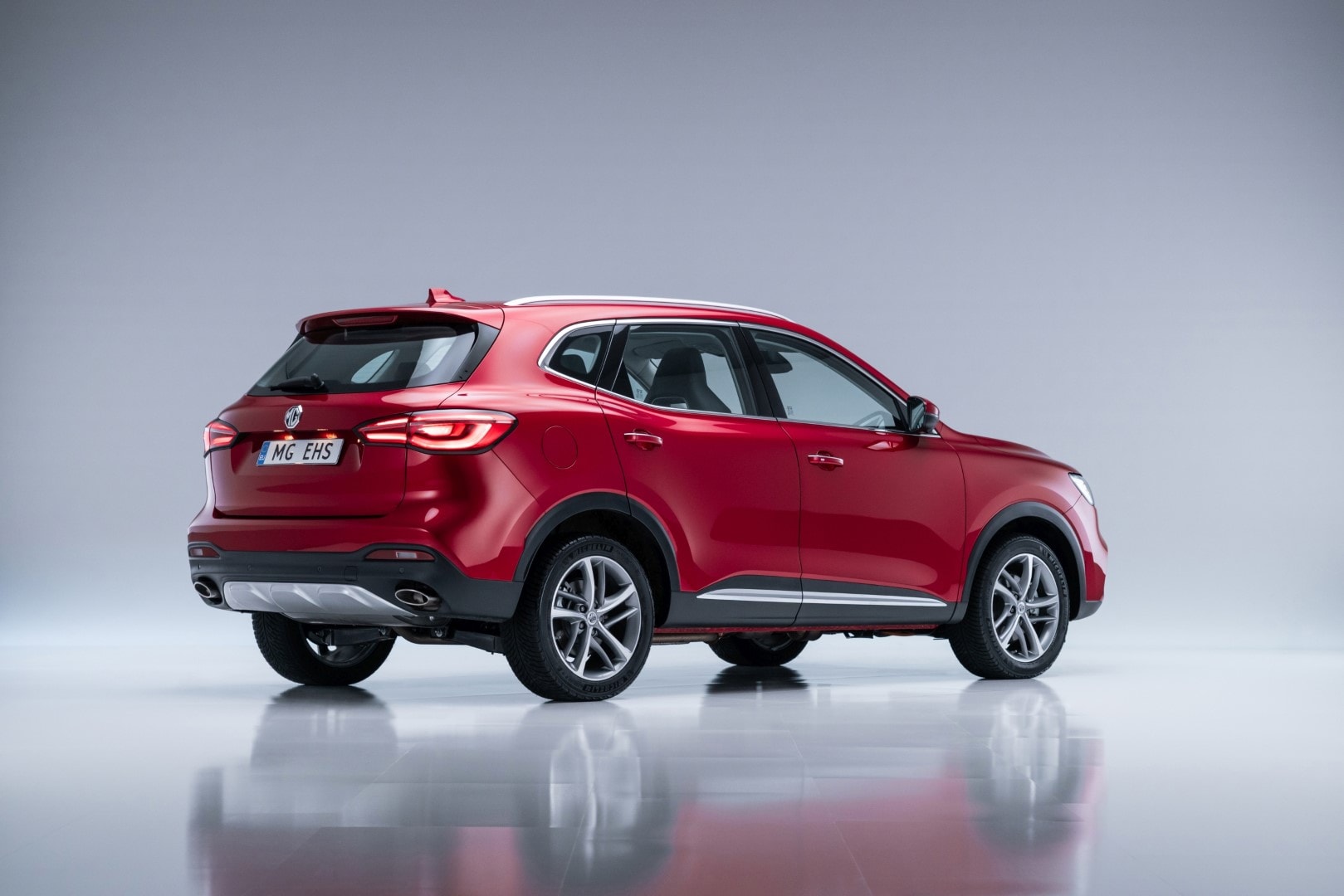 Otra vista lateral del MG HS Híbrido destacando su diseño.