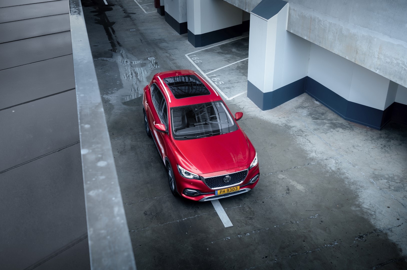 Perspectiva lateral del MG HS Híbrido, enfatizando su longitud.