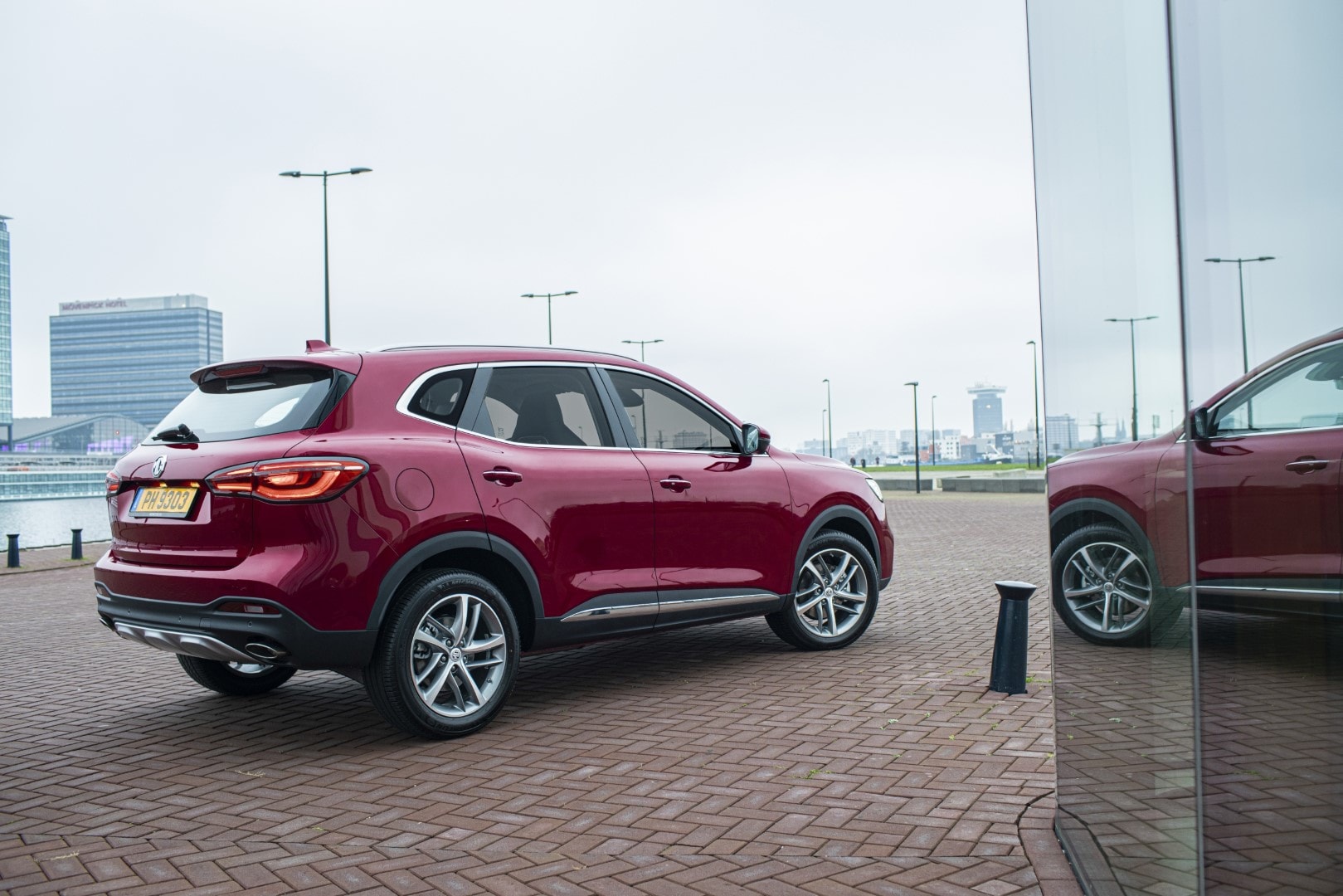 Espacio del maletero con asientos abatidos, ideal para mayor capacidad de carga.