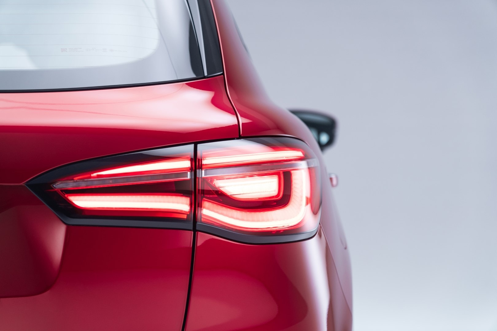 MG HS Híbrido en movimiento, demostrando su versatilidad en la ciudad.