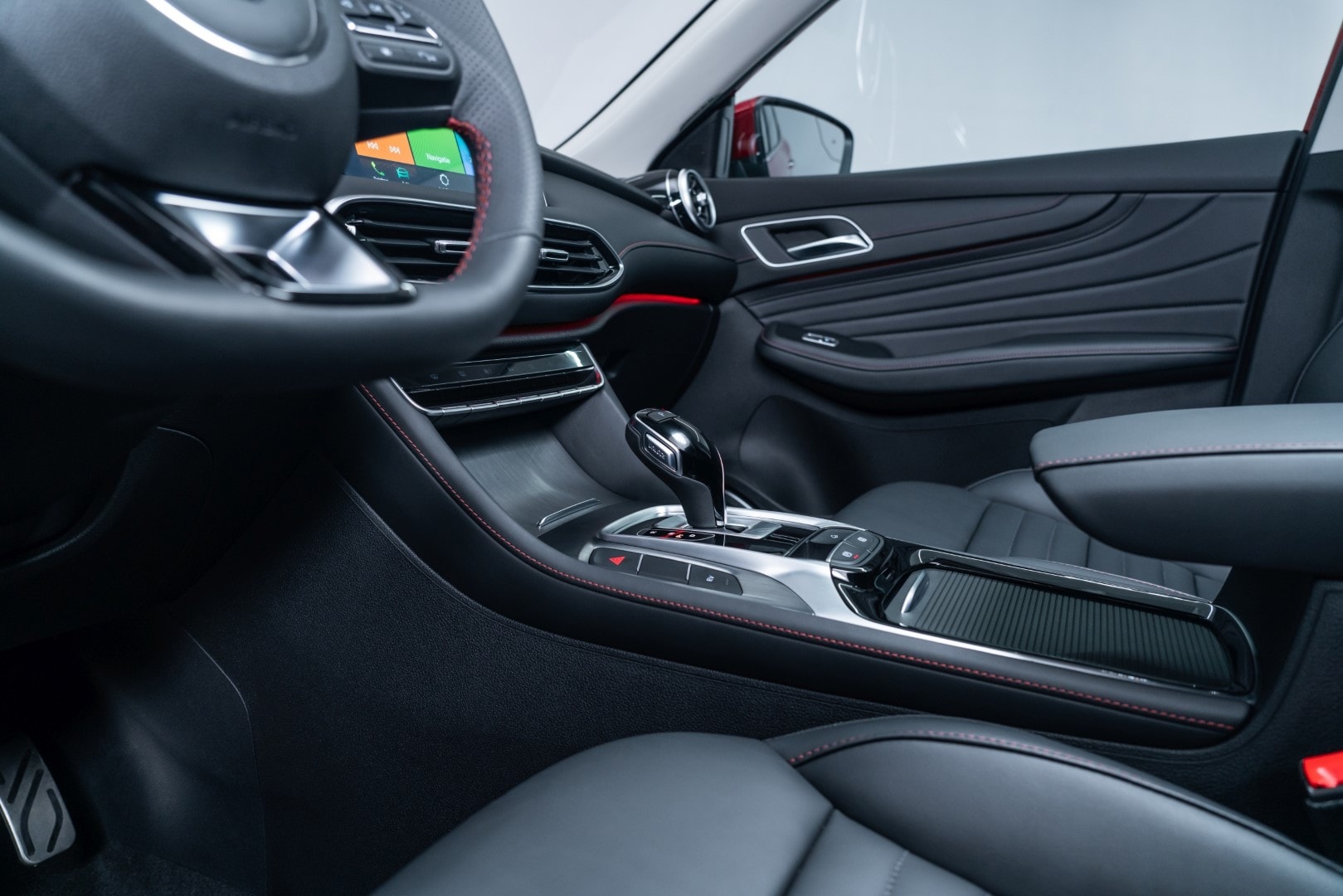 Vista trasera del MG HS Híbrido, destacando su estilo aerodinámico.