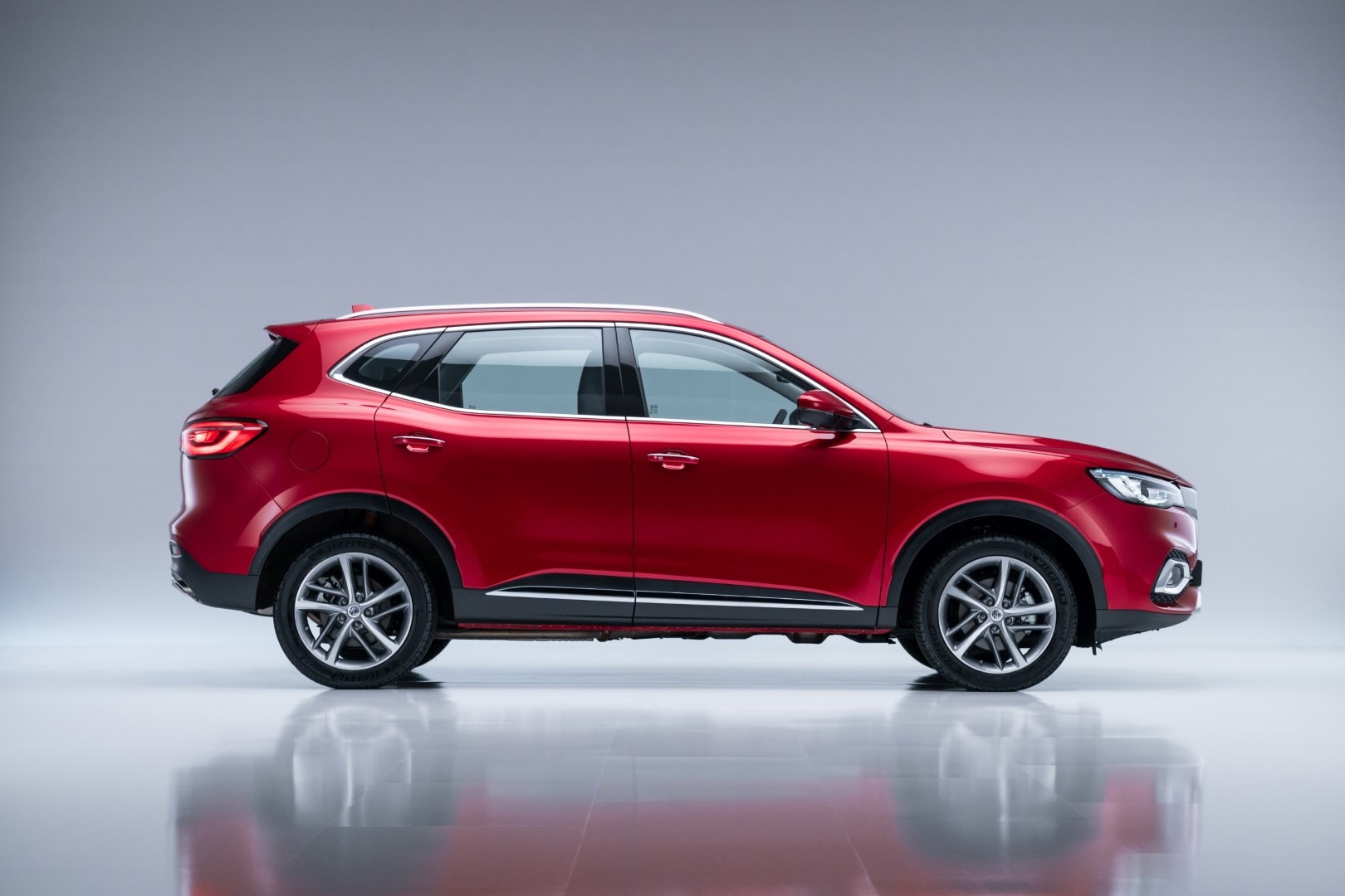 Vista trasera del MG HS Híbrido que subraya sus líneas dinámicas.