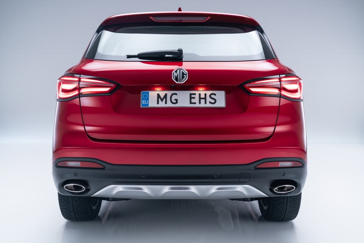Vista del MG HS Híbrido mostrando su diseño dinámico y atractivo. Vista del MG HS Híbrido mostrando su diseño dinámico y atractivo.