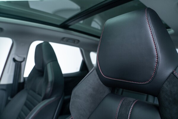 Vista trasera del MG HS Híbrido que muestra su elegancia. Vista trasera del MG HS Híbrido que muestra su elegancia.