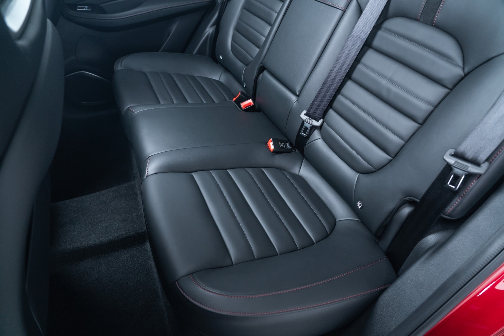 MG HS Híbrido en una impresionante vista lateral que resalta su diseño moderno.