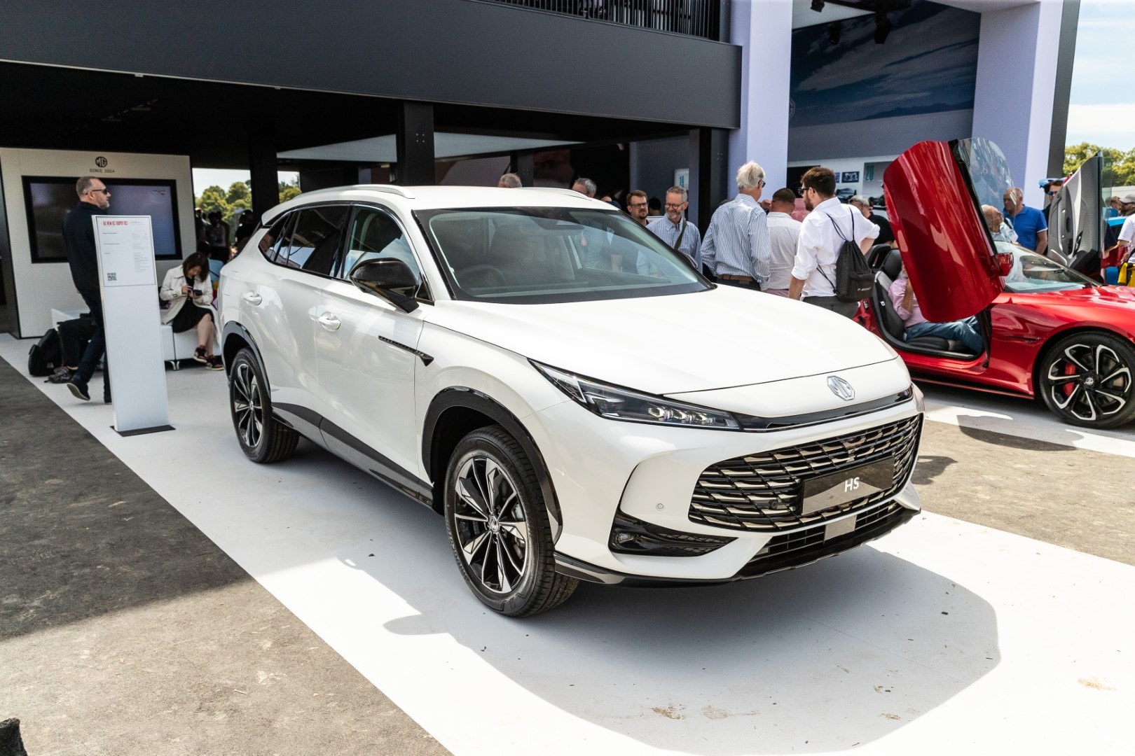 Frente del MG HS, con su distintivo diseño de parrilla y faros LED que resaltan su personalidad.