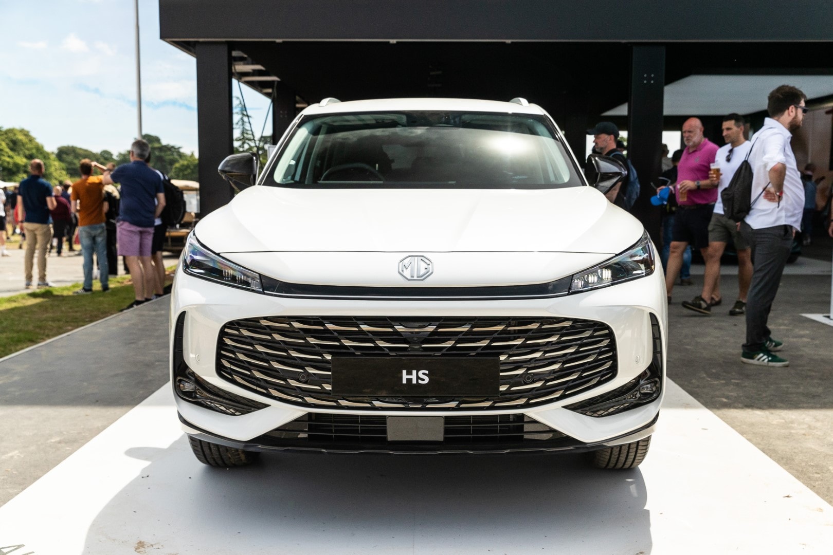 Vista frontal del MG HS, destacando la imponente parrilla y la alineación moderna de luces.