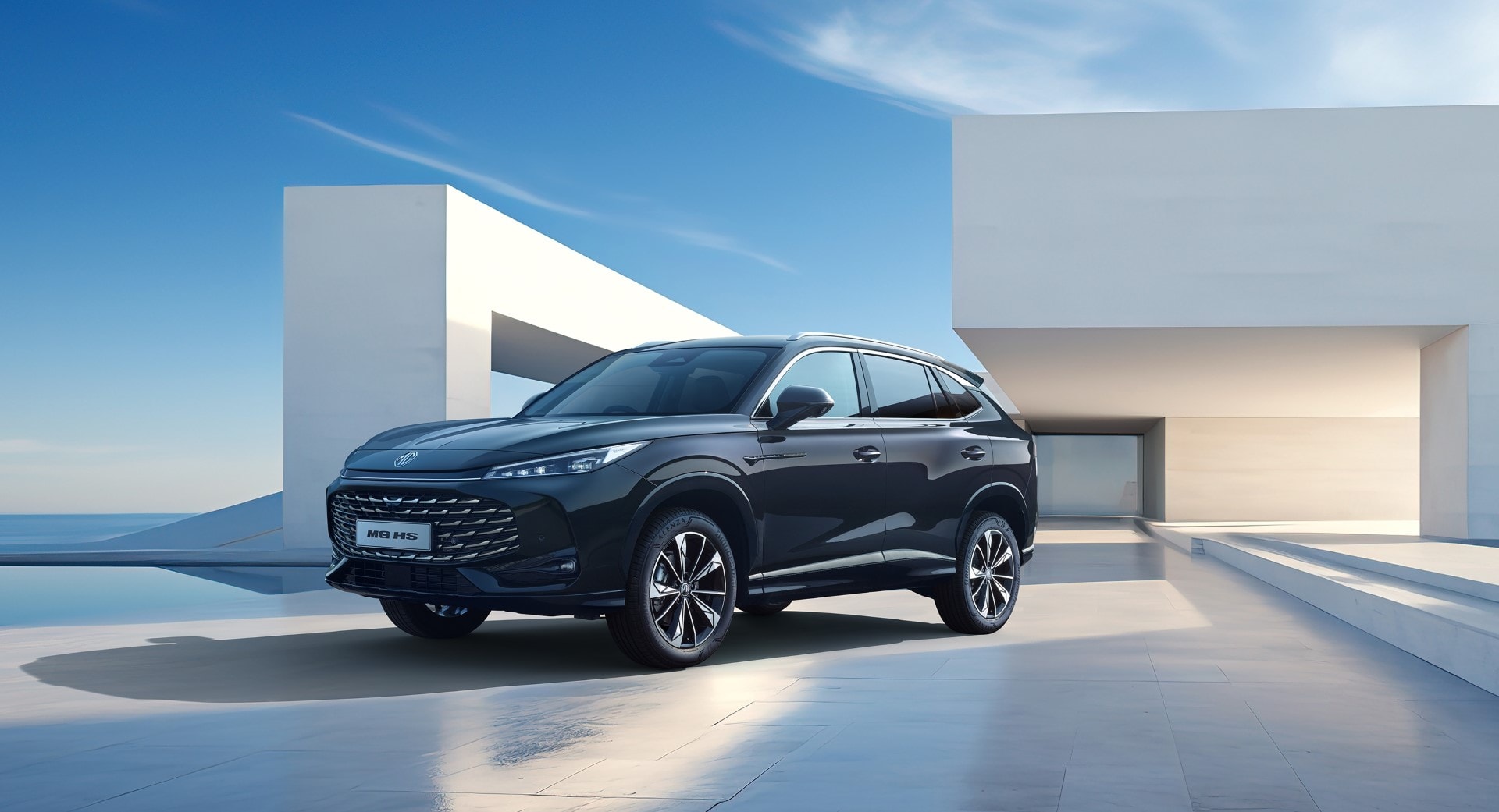 MG HS en un entorno moderno, mostrando su diseño elegante contra una arquitectura contemporánea.
