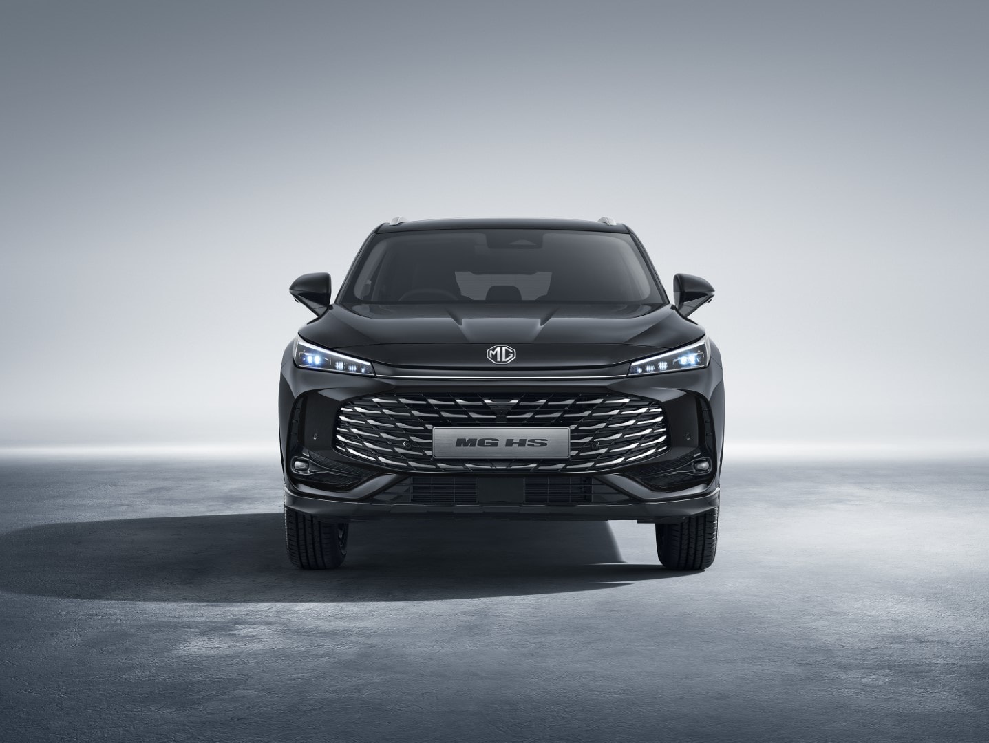 MG HS en evento promocional, resaltando su exterior sofisticado y la atención al detalle.