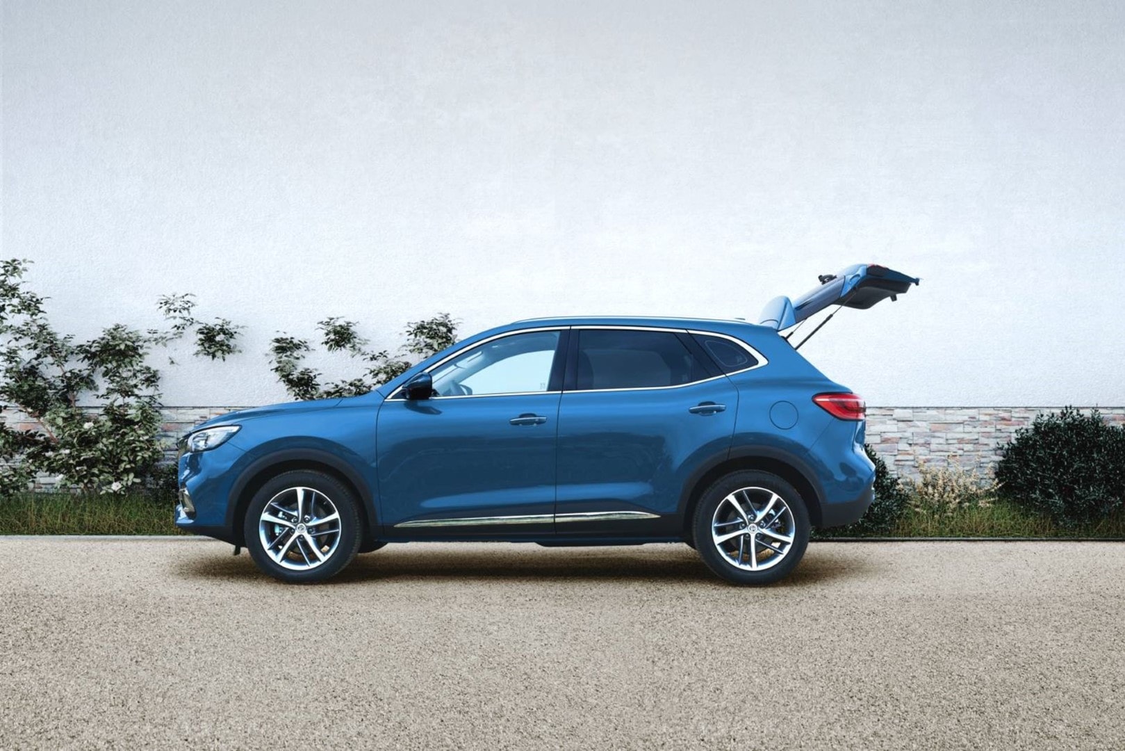 Vista panorámica del interior del MG HS, destacando su diseño ergonómico y tecnología avanzada.