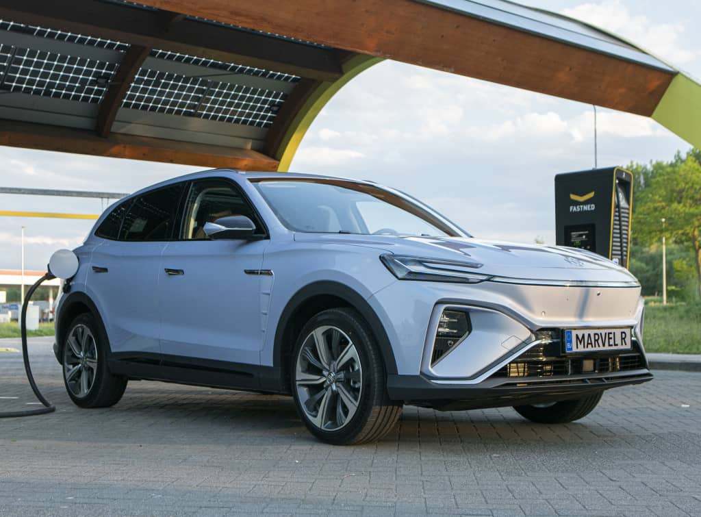 MG Marvel R eléctrico en la estación de carga, enfatizando su frente distintivo.