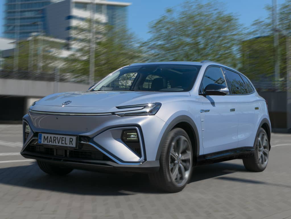 Toma frontal del MG Marvel R en acción, resaltando su presencia en carretera.