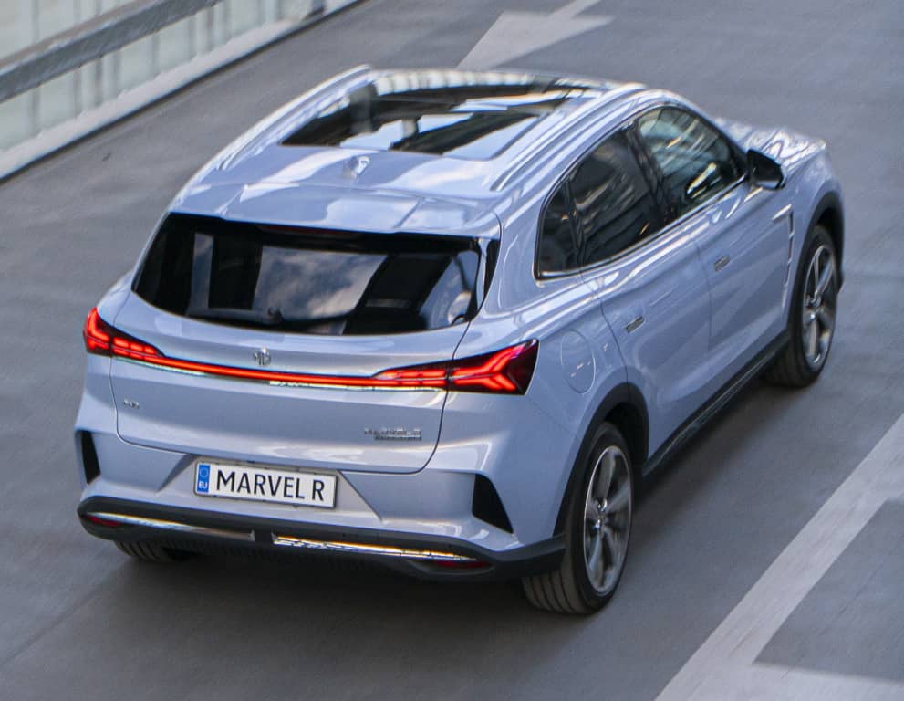 Imagen en movimiento de la zaga del MG Marvel R revelando líneas modernas.