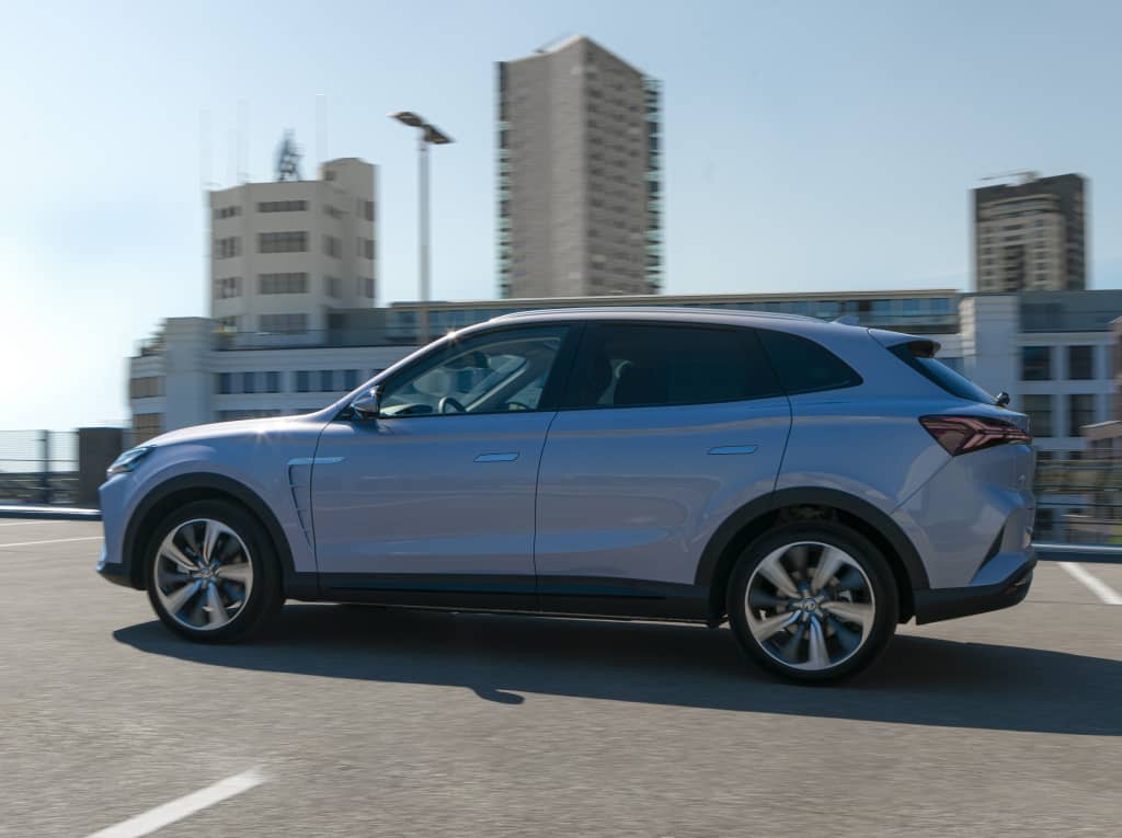 Perfil del MG Marvel R en un entorno urbano, subrayando su silueta.