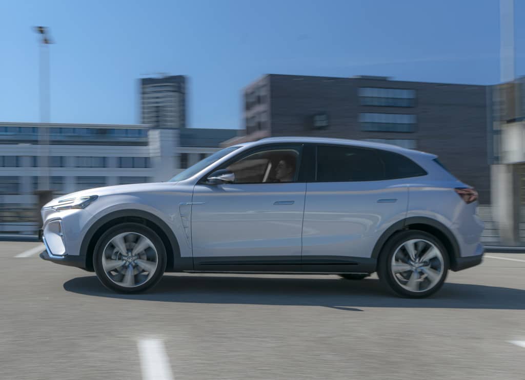 Perfil lateral del MG Marvel R capturando su línea de diseño y dinamismo.