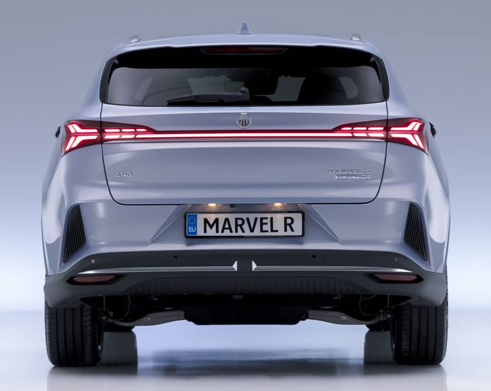 Trasera estática del MG Marvel R que muestra su diseño y tecnología LED.