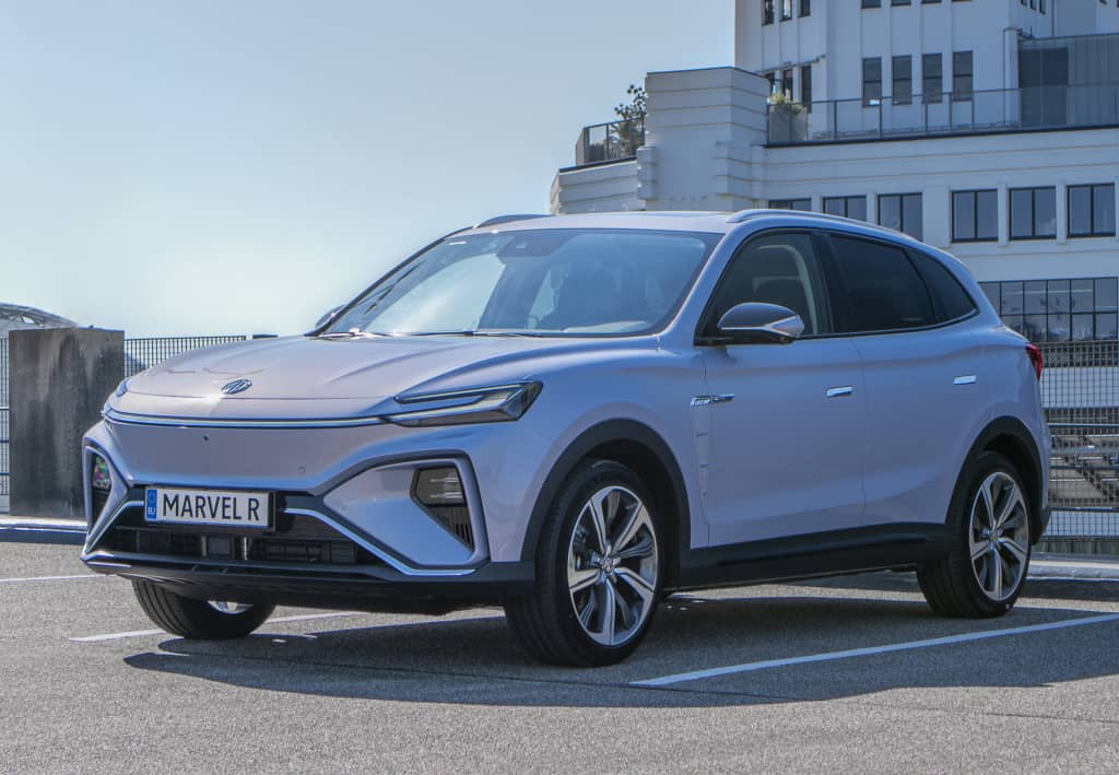 MG Marvel R en un ángulo dinámico mostrando su diseño frontal y lateral.