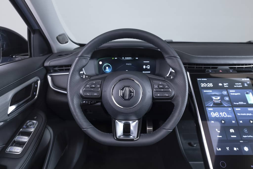 Volante e instrumentación digital del MG Marvel R, tecnología al servicio del conductor.