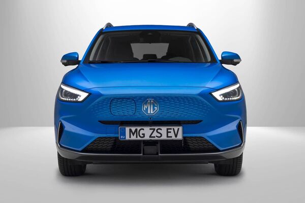 Vista frontal estática del MG ZS EV, destacando su diseño. Vista frontal estática del MG ZS EV, destacando su diseño.