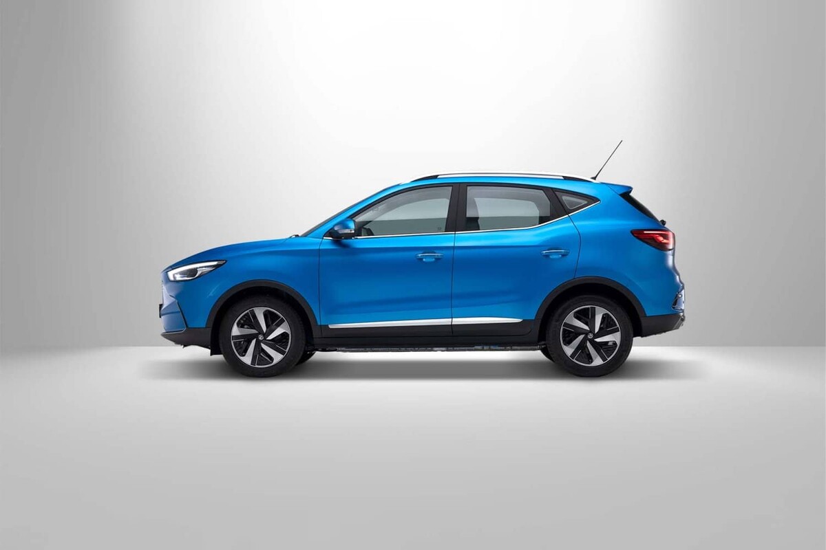 Perfil lateral del MG ZS EV, enseñando líneas y contornos del diseño. Perfil lateral del MG ZS EV, enseñando líneas y contornos del diseño.