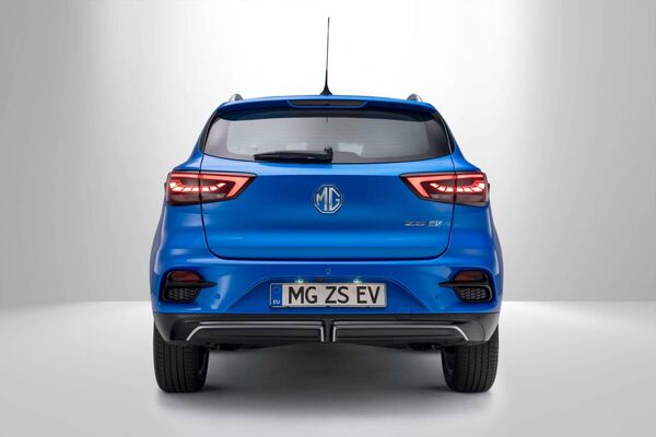 Imagen de la parte trasera del MG ZS EV, resaltando sus luces y diseño. Imagen de la parte trasera del MG ZS EV, resaltando sus luces y diseño.